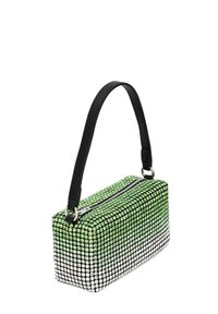 Clutch bag verde e argento con strass, di forma rettangolare, chiusura a zip e una tracolla in pelle nera. Superficie lucida e texturizzata.