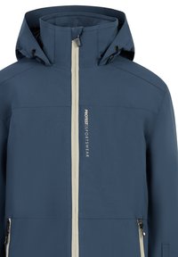 Marineblauwe waterdichte jas met een hoge kraag, contrasterende crèmekleurige rits en externe zakken. Bevat een logo op de borst.