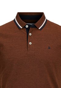 Bruine polo shirt van een gestructureerde stof, met twee knopen en een contrasterende kraag met marineblauwe en witte strepen. Klein logo op de borst.