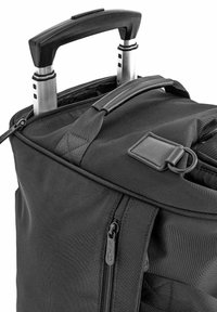 Czarna torba na kółkach z wysuwanym uchwytem. Posiada boczną kieszeń na zamek, teksturowaną powierzchnię i skórzane akcenty. Kompaktowa konstrukcja.