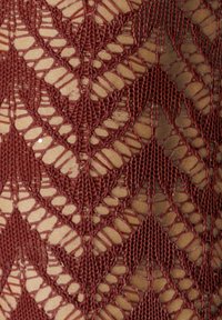 Burgunderfarbenes Spitzenmaterial mit einem Zickzackmuster und unterschiedlichen Ausschnitten, das ein zartes, strukturiertes Design auf einem beigen Hintergrund zeigt.