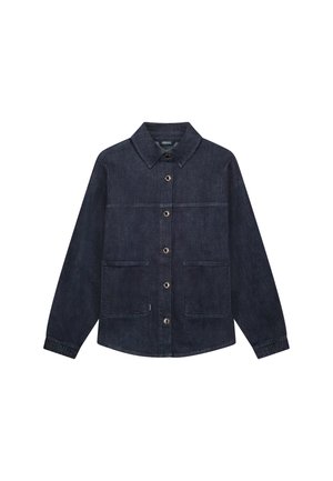 Donkerblauwe spijkerjas met een klassieke kraag, knopen aan de voorkant, twee borstzakken en elastische manchetten. Heeft een effen kleur zonder patronen.