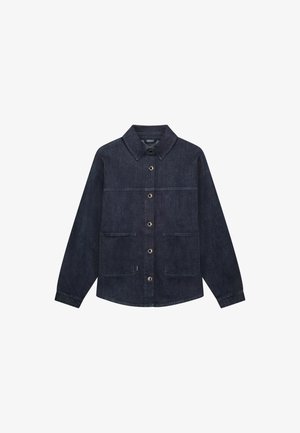 Donkerblauwe spijkerjas met een klassieke kraag, knopen aan de voorkant, twee borstzakken en elastische manchetten. Heeft een effen kleur zonder patronen.