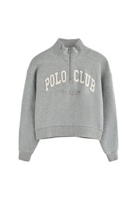 Sudadera de forro polar gris con un cuello alto y media cremallera. Presenta "POLO CLUB" bordado en blanco en la parte frontal. Diseño recortado.