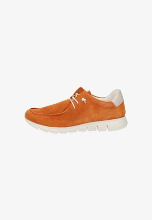 Suède sneakers in oranje met witte accenten. Beschikt over een ronde neus, minimale veters en een gewatteerde witte zool.
