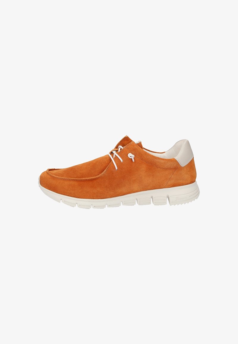 Suede-Sneaker in Orange mit weißen Akzenten. Hat eine runde Spitze, minimale Schnürung und eine gepolsterte weiße Sohle.