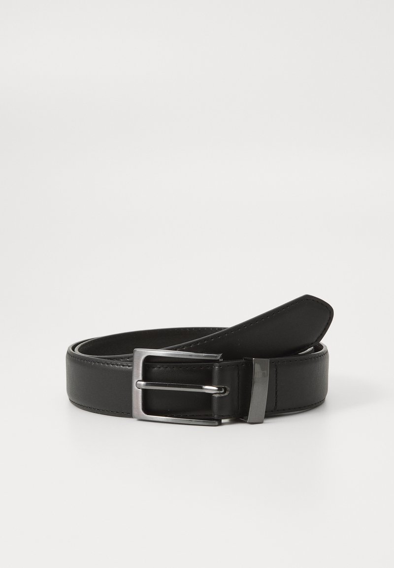 Cinturón de cuero negro con hebilla de metal plateada, que presenta un acabado suave y un diseño clásico. El cinturón está neatly doblado.