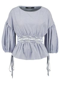 Blå- och vitrandig blus med puffärmar, smockad midja och knytdetaljer vid nederkanten. Lättviktig bomullstyg med avslappnad passform.