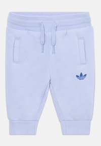 Svijetloplavi pamučni joggeri s elastičnim pojasom, vezicom i dva bočna džepa. Sadrži plavi logo na lijevom bedro.