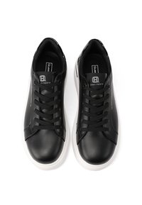 Un paio di sneakers in pelle nera con suole bianche, lacci neri e il marchio "Queen Helena" sulle linguette e sui lati.