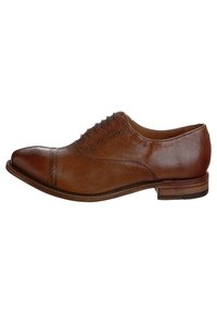 Chaussure oxford en cuir marron avec un bout rond, des perforations décoratives et un talon en bois. Texture lisse avec une brillance subtile.