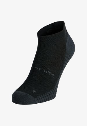 Schwarze flache Sportsocke mit geripptem Spannstützbereich sowie verstärkten Zehen- und Fersenpartien.