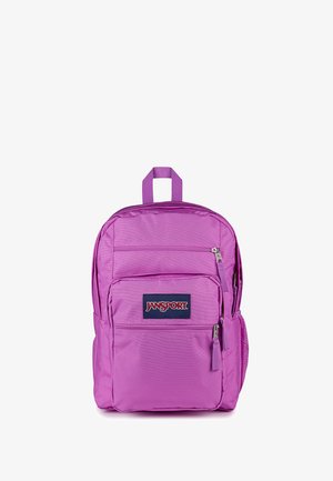 Lilla Jansport rygsæk med flere lynlåslommer og et topbærergreb vist mod en hvid baggrund.