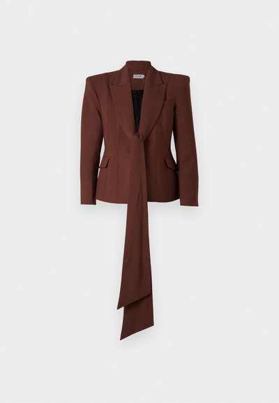 Blazer marron avec un design à nouer à l'avant, épaules structurées, revers en pointe et deux poches avant. Texture lisse avec une coupe ajustée.