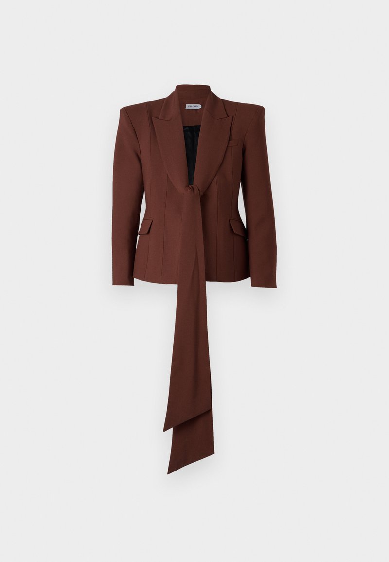 Brauner Blazer mit einer Krawattenfront-Design, strukturierten Schultern, Reverskragen und zwei vorderen Taschen. Glatte Textur mit tailliertem Schnitt.