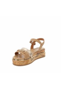 Sandali platform beige con parte superiore in pelle liscia, dettagli in metallo dorato e suola decorativa simile al sughero. Inclusa una cinghia regolabile alla caviglia.