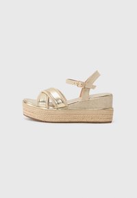 Sandali platform dorati con cinturini incrociati e cinturino alla caviglia regolabile. Suola di midsole in juta beige testurizzata e dettagli metallici lisci.