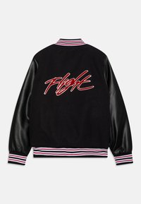 Černá varsity bunda s koženými rukávy, žebrovaným límcem a manžetami, které mají bílé a červené pruhy, s vyšitým nápisem "Flight" v červené barvě na zadní straně.