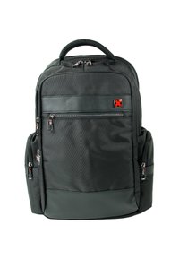 Sac à dos en tissu noir avec surface texturée, plusieurs compartiments zippés, une poignée rembourrée et un accent de logo rouge.