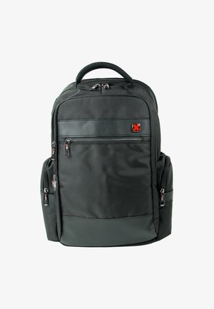 Sac à dos en tissu noir avec surface texturée, plusieurs compartiments zippés, une poignée rembourrée et un accent de logo rouge.