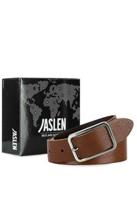 Cinturón de cuero marrón con una hebilla rectangular plateada, presentado junto a una caja negra con un diseño de mapa mundial y el logotipo de la marca.