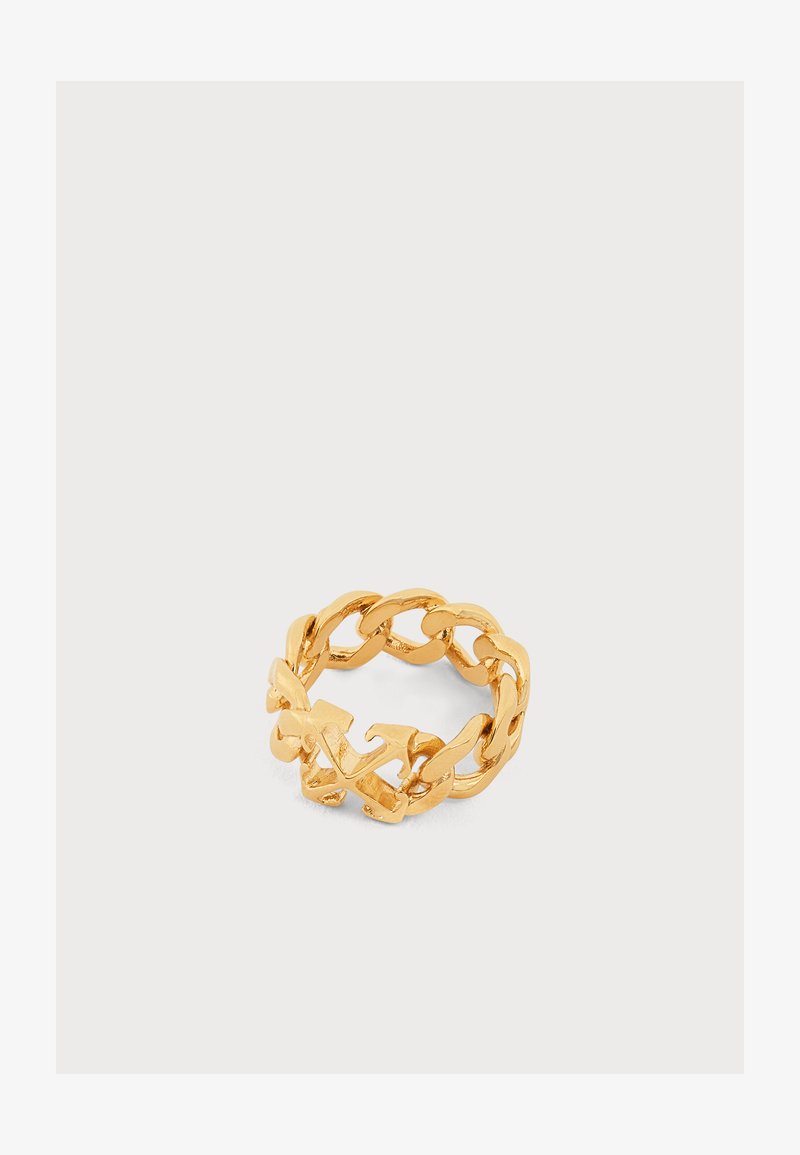 Bague en chaîne dorée avec des maillons en forme d’ancre imbriqués sur un fond blanc uni.