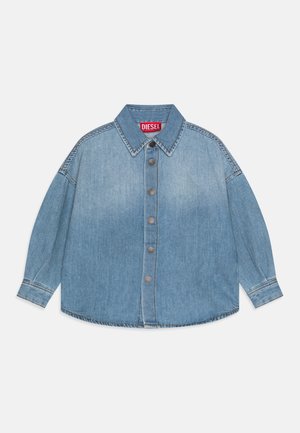 Ανοιχτό μπλε τζην πουκάμισο με μακριά μανίκια, σχέδιο με γιακά, μπροστινό κλείσιμο με κουμπιά και κόκκινη ετικέτα λογότυπου. Διαθέτει χαλαρή εφαρμογή και αντίθετες ραφές.