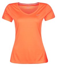 Nike damers V-ringad t-shirt i ljus orange, tillverkad av ett mjukt syntetiskt material; korta ärmar med en texturerad meshdetalj vid halsringningen.