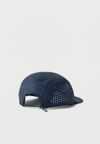 Ελαφρύ καπέλο σε ναυτικό μπλε χρώμα με διάτρητα πάνελ αερισμού στα πλαϊνά και ρυθμιζόμενο πίσω λουράκι με κλείδωμα κορδονιού, απεικονίζεται σε λευκό φόντο.