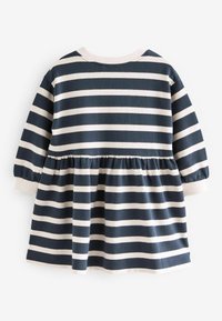 Robe à manches longues à rayures horizontales bleu marine et blanches, taille froncée, col et poignets côtelés rose clair.