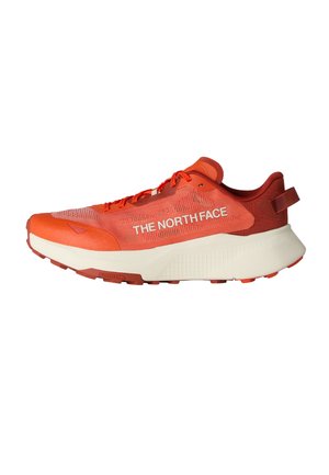 Zapatilla de running naranja con parte superior de malla, acentos rojos contrastantes y entresuela blanca. Cuenta con suela texturizada para tracción y detalles con marca.