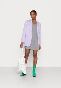 Blazer lavanda, vestido xadrez, bolsa tote branca com padrão preto e botins verdes. Textura suave, design angular e cores vibrantes.