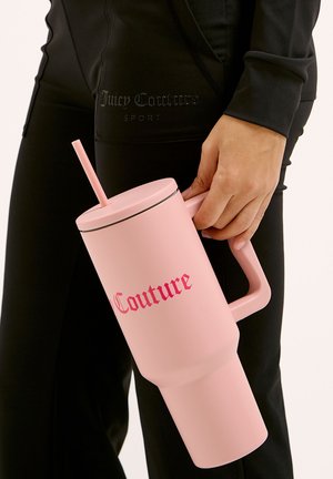Contenitore per bevande rosa con manico, cannuccia e coperchio nero a contrasto. Presenta un bold "Couture" in rosa. Finitura liscia e opaca.