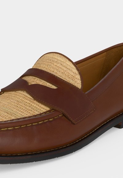 Rudas odinis laivavimasis su austu šviesiai rudos spalvos skydeliu ir derančiu odiniu dirželio detalizavimu, juodu padu ir matomais siūlais.