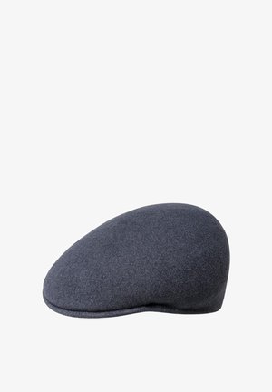 Cappello piatto in lana grigia con una texture liscia, forma arrotondata e visiera curva. Design semplice senza loghi o motivi visibili.