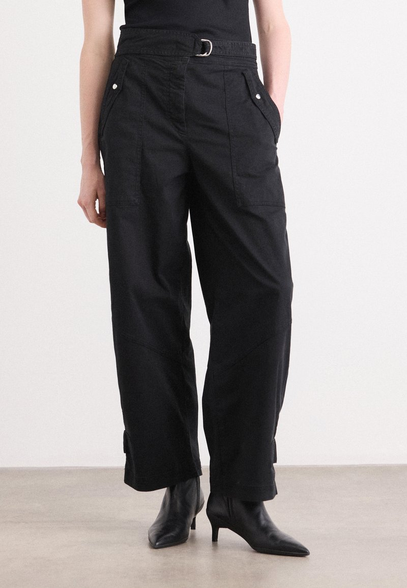 Pantaloni cargo neri a vita alta con design a gamba larga, due tasche frontali e una cintura con fibbia in metallo, tessuto texurizzato.