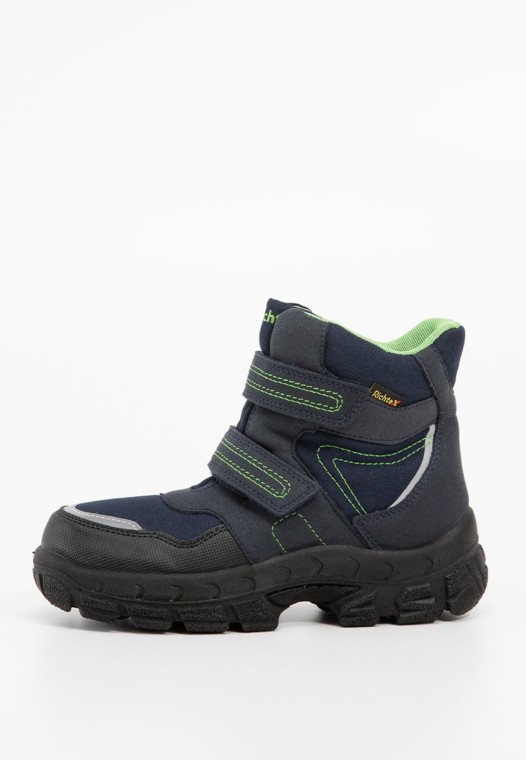 Marineblaue Kinderstiefel mit grünen Akzenten, Klettverschlussriemen und einer Gummisohle. Verfügt über einen gepolsterten Kragen und strukturierte Stoffpanels.