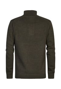Suéter de punto verde oscuro con cuello alto, puños y dobladillo acanalados, que presenta una tela texturada y un diseño de hombros sin costuras.