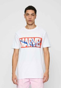 Hvid bomulds t-shirt med et rødt og blåt "MARVEL" grafik på forsiden. Korte ærmer og rund halsudskæring. Casual pasform.