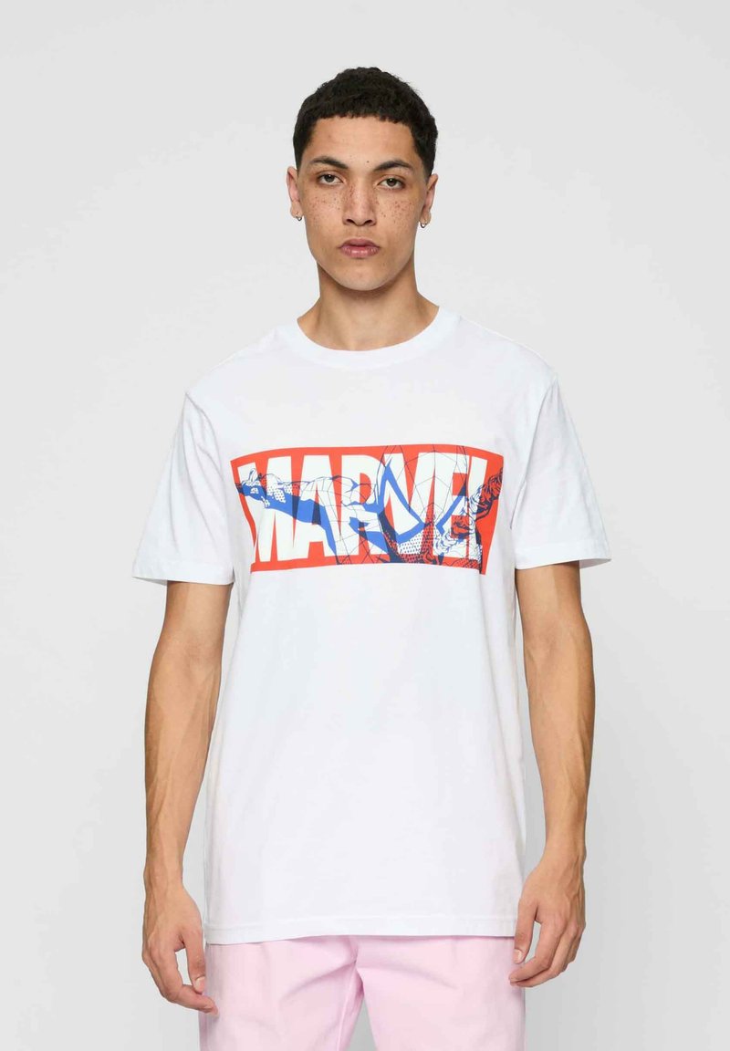 Hvid bomulds t-shirt med et rødt og blåt "MARVEL" grafik på forsiden. Korte ærmer og rund halsudskæring. Casual pasform.