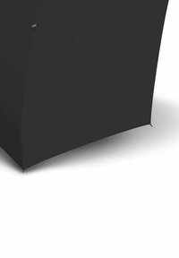 Riparo impermeabile nero con un design elegante e curvo e una consistenza liscia. Include un dettaglio con il logo, ancorato da sottili punti angolari.