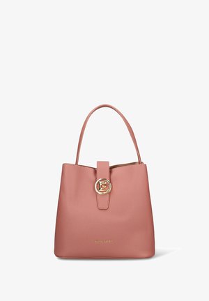 Sac à main en cuir rose texturé avec un accent de métal doré circulaire, une poignée supérieure et une sangle de fermeture plate. Logo affiché à l'avant.