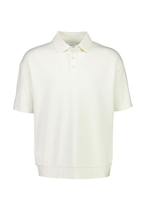 Biała koszulka polo wykonana z lekkiego materiału, z klasycznym kołnierzykiem, zapięciem na trzy guziki oraz krótkimi rękawami w luźnym kroju.