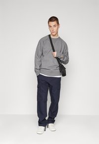 Carhartt WIP CHASE - Felpa - dark grey heather/gold
