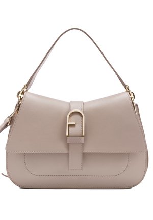 Beige leren schoudertas met flapsluiting, goudkleurige gespsluiting en een bovenhandvat met afneembare riem op witte achtergrond.