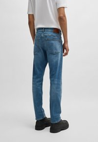 BOSS DELAWARE  - Pieguloša piegriezuma džinsi - blue fourteen