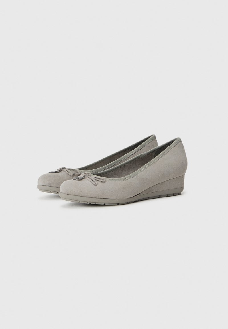 Zapatos de cuña de ante gris con punta redondeada y detalle de lazo en la parte frontal. Presentan una suela texturizada para mayor agarre y un diseño elegante y minimalista.