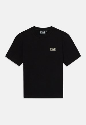 T-shirt in cotone nero con colletto rotondo, maniche corte e un piccolo logo EA7 con accento dorato sul petto. Tessuto liscio.