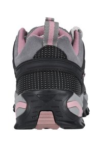 Musta ja harmaa urheilukengät, joissa on vaaleanpunaisia yksityiskohtia. Kenkässä on teksturoitu mesh-päällinen, vahvistettu kanta ja kestävä kumipohja, jossa on kuvioita.