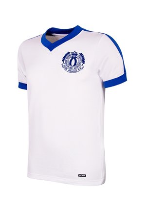 Witte voetbalshirt met blauwe accenten op de kraag en mouwen. Bevat een clubembleem op de borst en een klein zwart logo aan de zoom.